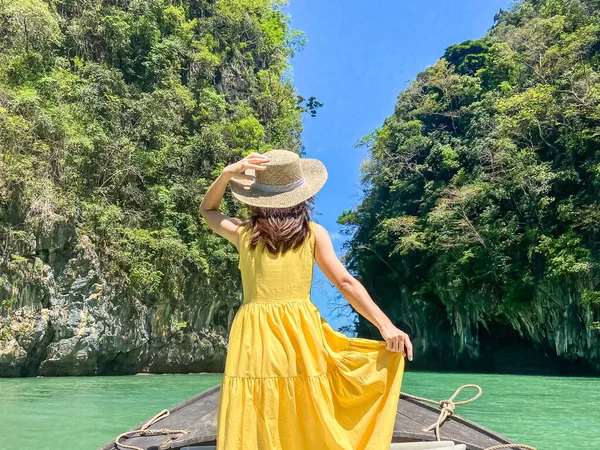 Kobieta Turysta Prywatnym Rejsie Łodzią Longtail Lagoon Koh Hong Pobliżu — Zdjęcie stockowe