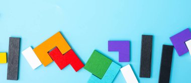 Mavi arkaplanda renkli ahşap yapboz parçaları, kopyalama alanı olan geometrik şekil bloğu. Mantıksal düşünme kavramları, Conundrum, çözümler, rasyonel, strateji, dünya mantık günü ve eğitim