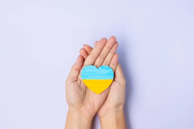 Rusya ile savaşta Ukrayna 'ya destek, Ukrayna bayrağı taşıyan Heart' ın sembolünü tutan eller. Dua et, savaş olmasın, savaşı durdur ve Ukrayna 'nın yanında dur. 