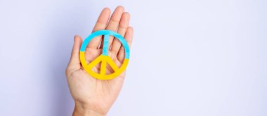 Rusya ile savaşta Ukrayna 'ya destek, Ukrayna bayrağıyla barışın sembolü olan eller. Dua et, savaş olmasın, savaşı durdur, Ukrayna ve Nükleer Silahsızlanma 'nın yanında dur.