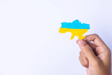 Rusya ile savaşta Ukrayna 'ya destek, Ukrayna sınırının rengarenk bayrağını tutan eller. Dua et, savaş olmasın, savaşı durdur ve Ukrayna 'nın yanında dur.