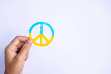 Rusya ile savaşta Ukrayna 'ya destek, Ukrayna bayrağıyla barışın sembolü olan eller. Dua et, savaş olmasın, savaşı durdur, Ukrayna ve Nükleer Silahsızlanma 'nın yanında dur.
