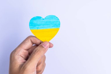 Rusya ile savaşta Ukrayna 'ya destek, Ukrayna bayrağı taşıyan Heart' ın sembolünü tutan eller. Dua et, savaş olmasın, savaşı durdur ve Ukrayna 'nın yanında dur. 