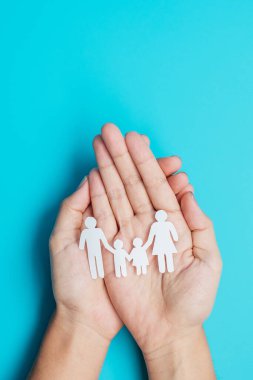 Mutlu Aile Günleri. Baba, Anne ve Çocuklar 'ın ellerinde kağıt şekilli kesikler var. Uluslararası Aileler Günü, Sıcak Ev, Evsiz, Foster, Sigorta, Yardım ve Bağış Konseptleri.
