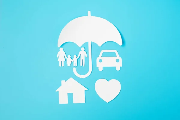 Deštník Pokrývá Rodinu Domov Auto Tvaru Papíru Modrém Pozadí Mezinárodní — Stock fotografie