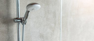  Modern banyoda duvar arkası olan duş başlığı