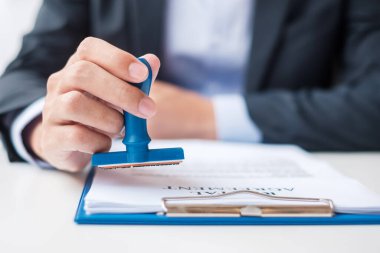 Sözleşme belgesi imzalanırken işadamı damgası. İş sözleşmesi, onay, ortaklık, sözleşme ve kalite güvencesi kavramları