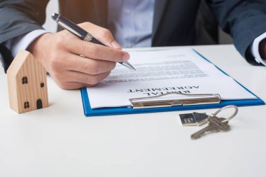 Adam kontrat imzalıyor. Kontrat sözleşmesi, gayrimenkul, alım-satım ve sigorta kavramları