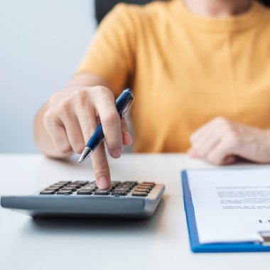Hesap makinesi kullanan bir kadın. Kontrat anlaşması, kira finansmanı ve muhasebe kavramları