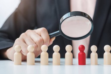 İş kadını elinde büyüteçle adam topluyor. İnsan kaynakları yönetimi, işe alım, takım çalışması, işe alım ve liderlik kavramları.