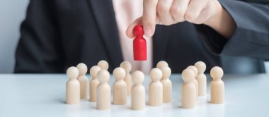 İş kadını eli, işçi kalabalığından lider ahşabı çekiyor. Toksik İnsanlar, İnsan Kaynakları Yönetimi, İşe Alma, Takım Çalışması ve Liderlik Konseptleri