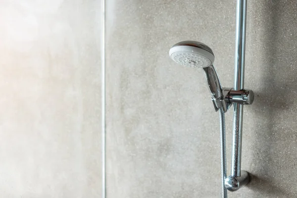 Modern Banyoda Duvar Arkası Olan Duş Başlığı — Stok fotoğraf