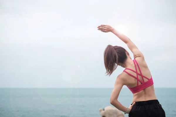 Junge Fitness Frau Sportbekleidung Die Ihren Körper Gegen Den Meerblick — Stockfoto