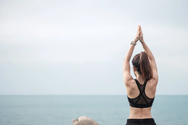 Mujer Joven Haciendo Yoga Estirando Músculo Por Mañana Meditación Niña —  Fotos de Stock