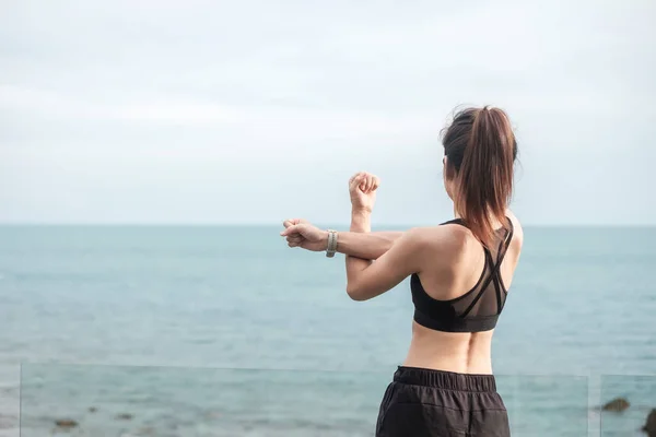 Jonge Fitnessvrouw Sportkleding Stretching Lichaam Tegen Uitzicht Oceaan Gezonde Vrouw — Stockfoto