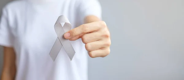 Brain Cancer Awareness Maand Vrouw Hand Met Grijze Kleur Lint — Stockfoto