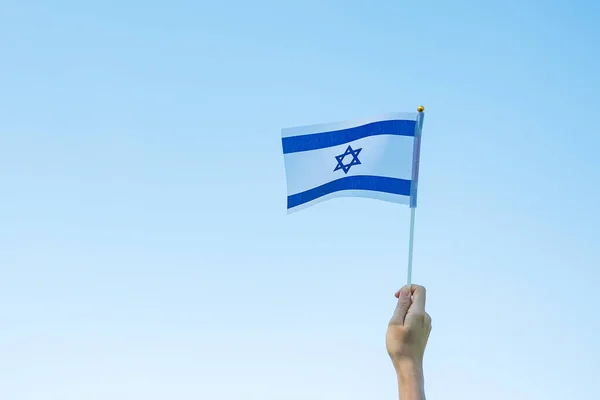 Hand Hålla Israel Flagga Naturen Bakgrund Israel Självständighetsdag Och Glada — Stockfoto