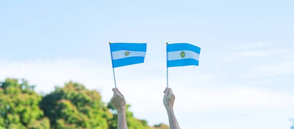 Mão Segurando Bandeira Argentina Fundo Natureza Julho Dia Independência Maio — Fotografia de Stock