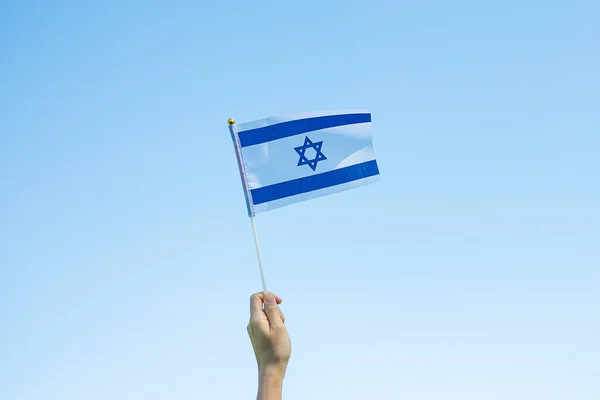 Hand Hålla Israel Flagga Naturen Bakgrund Israel Självständighetsdag Och Glada — Stockfoto