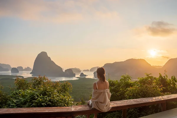 Happy Traveler Woman Enjoy Phang Nga Bay View Point Alone — Fotografia de Stock