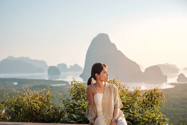 Happy Traveler Woman Enjoy Phang Nga Bay View Point Alone — Fotografia de Stock