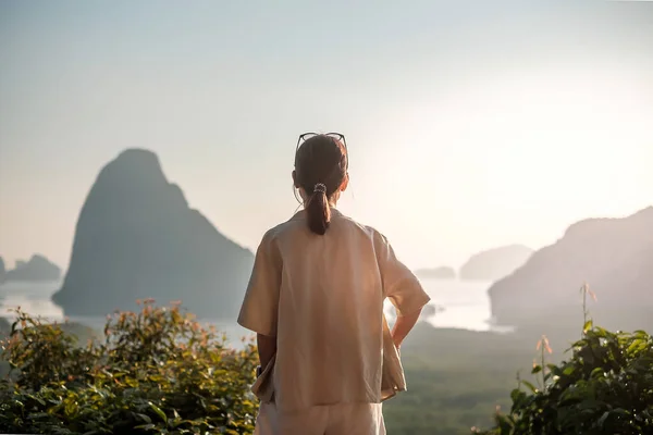 Happy Traveler Woman Enjoy Phang Nga Bay View Point Alone — Fotografia de Stock