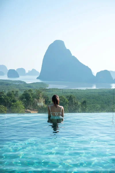 Glückliche Frau Weißen Badeanzug Die Luxuriösen Poolhotel Vor Dem Hintergrund — Stockfoto