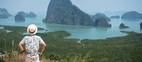 Ευτυχισμένος Ταξιδιώτης Άνθρωπος Απολαύσετε Phang Nga Bay View Point Μόνος — Φωτογραφία Αρχείου