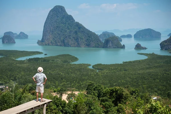 Happy Traveler Man Enjoy Phang Nga Bay View Point Alone — Fotografia de Stock