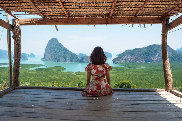 Happy Traveler Woman Enjoy Phang Nga Bay View Point Alone — Fotografia de Stock