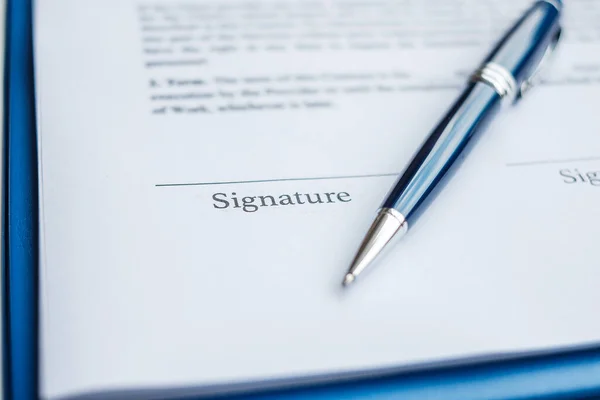 Documentos Contractuales Bolígrafos Para Aprobación Firma Acuerdo Contrato Asociación Abogado — Foto de Stock