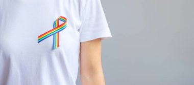 Lezbiyen, Eşcinsel, Biseksüel, Transseksüel ve Eşcinsel Topluluğu ve Gurur Ayı Konsepti için LGBTQ Gökkuşağı Kurdelesi