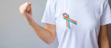 Lezbiyen, Eşcinsel, Biseksüel, Transseksüel ve Eşcinsel Topluluğu ve Gurur Ayı Konsepti için LGBTQ Gökkuşağı Kurdelesi