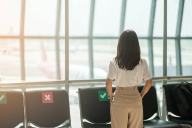 Uluslararası havaalanı terminalinde genç bir kadın turist. Seyahat zamanı, seyahat ve tatil kavramları