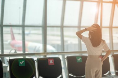 Uluslararası havaalanı terminalinde genç bir kadın turist. Seyahat zamanı, seyahat ve tatil kavramları