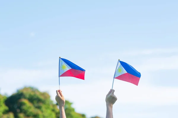 Hand Hält Philippinische Flagge Auf Dem Hintergrund Der Natur Juni — Stockfoto