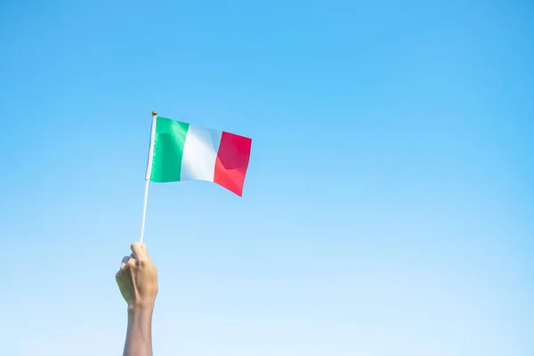 Рука Держащая Флаг Италии Природном Фоне Национальный День День Республики — стоковое фото