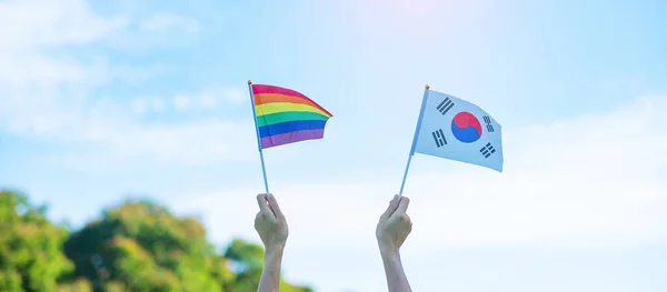 Kéz Mutatja Lmbtq Szivárvány Korea Zászló Természet Hátterében Támogatása Leszbikus — Stock Fotó