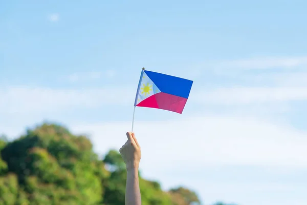 Doğa Arka Planında Filipinler Bayrağını Tutan Haziran Bağımsızlık Günü Mutlu — Stok fotoğraf
