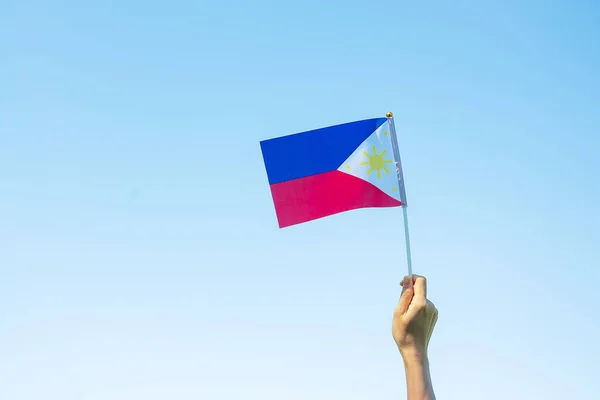 Χέρι Κρατώντας Σημαία Των Φιλιππίνων Στο Φόντο Της Φύσης Ιουνίου — Φωτογραφία Αρχείου