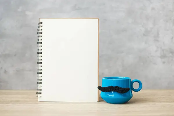 Blauwe Koffiebeker Theebeker Met Zwarte Snor Leeg Papieren Notitieblok Kalender — Stockfoto