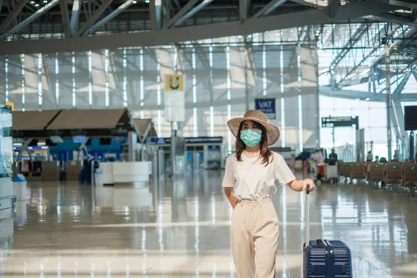 Młoda Kobieta Masce Twarzy Bagażem Spaceru Lotnisku Ochrona Zakażenia Chorobą — Zdjęcie stockowe