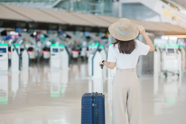 Młoda Kobieta Uchwyt Bagażu Ręcznego Przed Sprawdzić Czas Lotu Lotnisku — Zdjęcie stockowe
