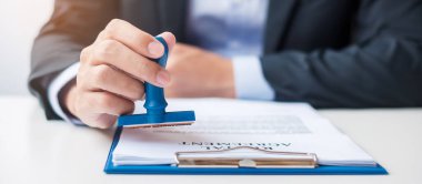 Sözleşme belgesi imzalanırken işadamı damgası. İş sözleşmesi, onay, ortaklık, sözleşme ve kalite güvencesi kavramları