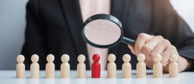 İş kadını elinde büyüteçle adam topluyor. İnsan kaynakları yönetimi, işe alım, takım çalışması, işe alım ve liderlik kavramları.
