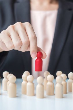 İş kadını eli, işçi kalabalığından lider ahşabı çekiyor. Toksik İnsanlar, İnsan Kaynakları Yönetimi, İşe Alma, Takım Çalışması ve Liderlik Konseptleri