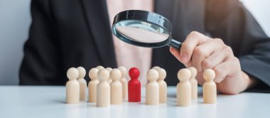 İş kadını elinde büyüteçle adam topluyor. İnsan kaynakları yönetimi, işe alım, takım çalışması, işe alım ve liderlik kavramları.