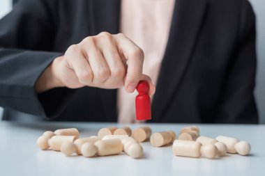 İş kadını eli, işçi kalabalığından lider ahşabı çekiyor. Toksik İnsanlar, İnsan Kaynakları Yönetimi, İşe Alma, Takım Çalışması ve Liderlik Konseptleri