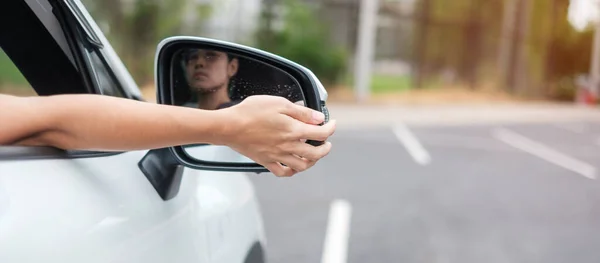 Mulher Motorista Ajustando Vista Lateral Espelho Carro Conceitos Viagem Viagem — Fotografia de Stock