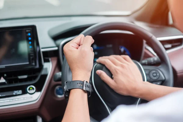 驾驶汽车的人在交通路上开车时按喇叭 手控方向盘 旅行和安全运输概念 — 图库照片